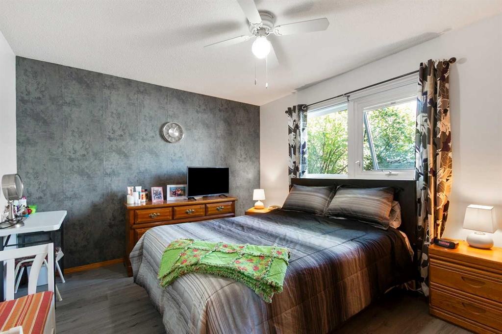 4417 55 Avenue, Olds, AB - Indoor Photo Showing Bedroom