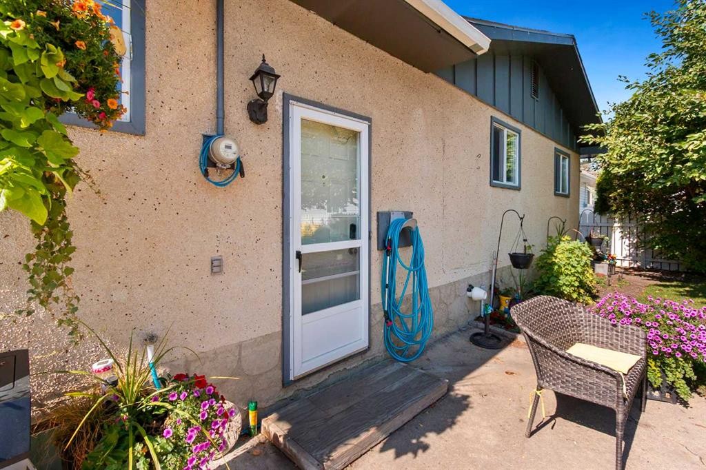 4417 55 Avenue, Olds, AB - Outdoor With Exterior