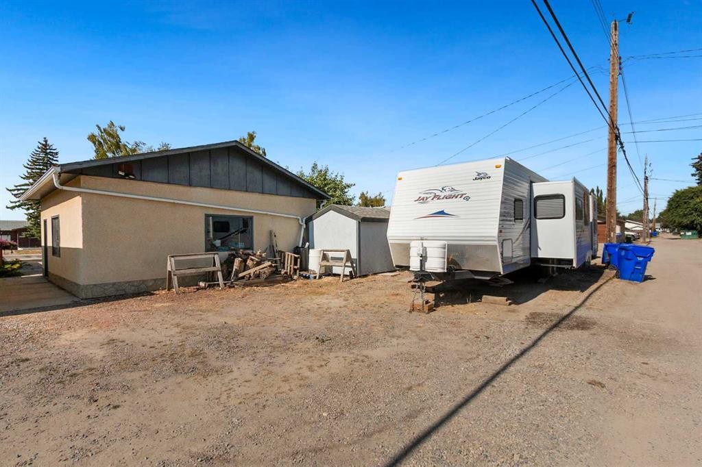4417 55 Avenue, Olds, AB - Outdoor With Exterior