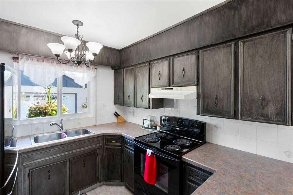 4417 55 Avenue, Olds, AB - Indoor Photo Showing Kitchen With Double Sink