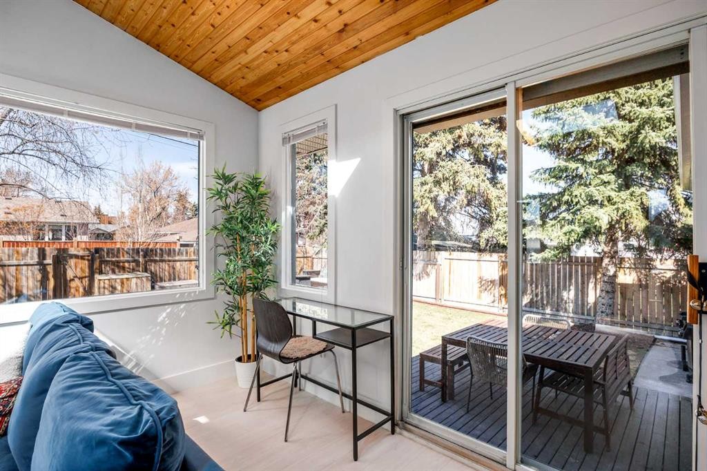 4716 26 Avenue Sw, Calgary, AB - Indoor Photo Showing Kitchen