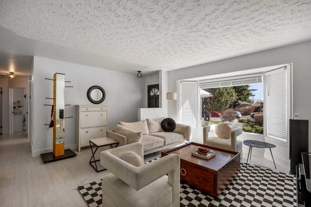 4716 26 Avenue Sw, Calgary, AB - Indoor Photo Showing Dining Room