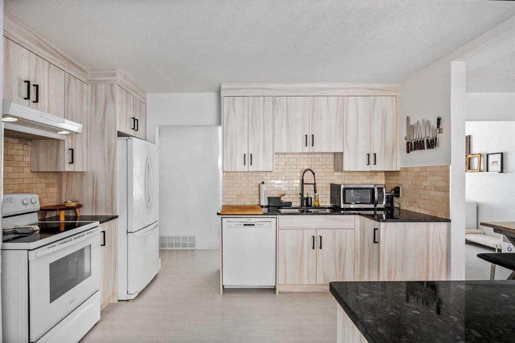 4716 26 Avenue Sw, Calgary, AB - Indoor