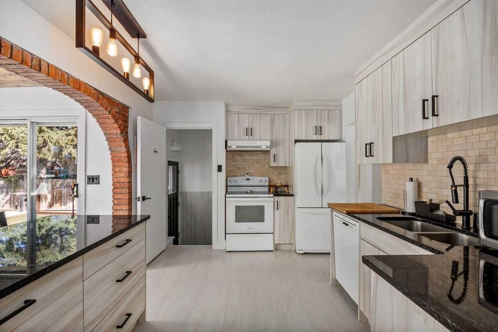 4716 26 Avenue Sw, Calgary, AB - Indoor Photo Showing Kitchen
