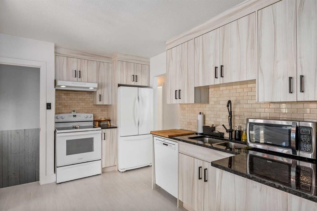 4716 26 Avenue Sw, Calgary, AB - Indoor Photo Showing Kitchen