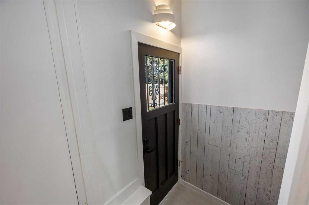 4716 26 Avenue Sw, Calgary, AB - Indoor Photo Showing Bathroom