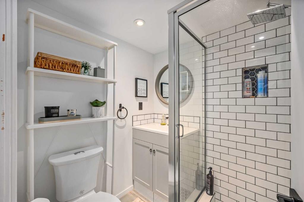 4716 26 Avenue Sw, Calgary, AB - Indoor Photo Showing Bedroom