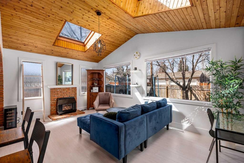 4716 26 Avenue Sw, Calgary, AB - Indoor Photo Showing Living Room