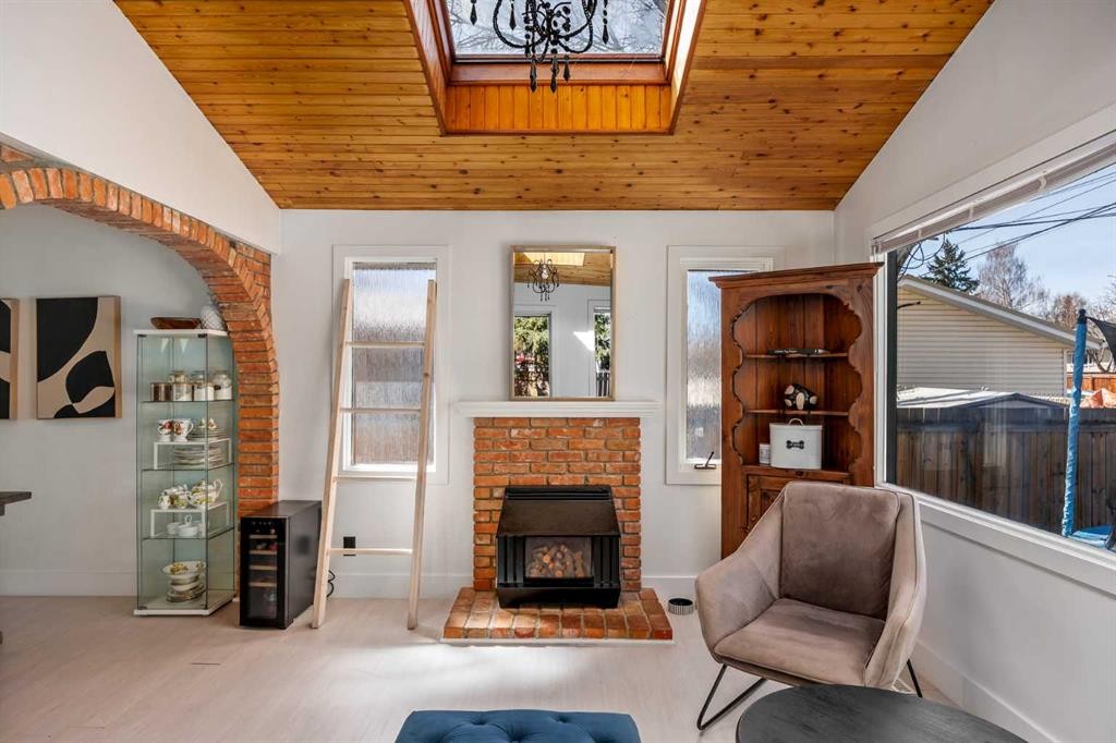4716 26 Avenue Sw, Calgary, AB - Indoor