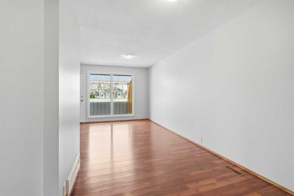 3405 35 Avenue Se, Calgary, AB - Indoor Photo Showing Other Room
