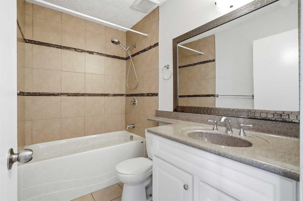 3405 35 Avenue Se, Calgary, AB - Indoor Photo Showing Bathroom