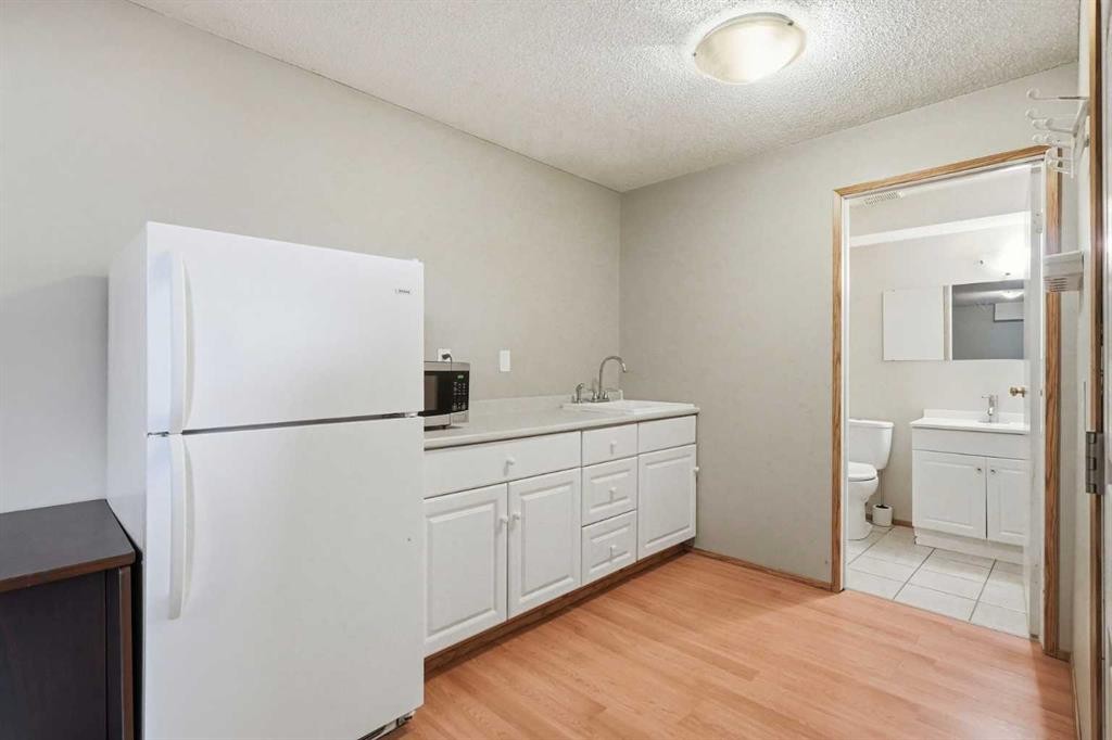 3405 35 Avenue Se, Calgary, AB - Indoor Photo Showing Other Room