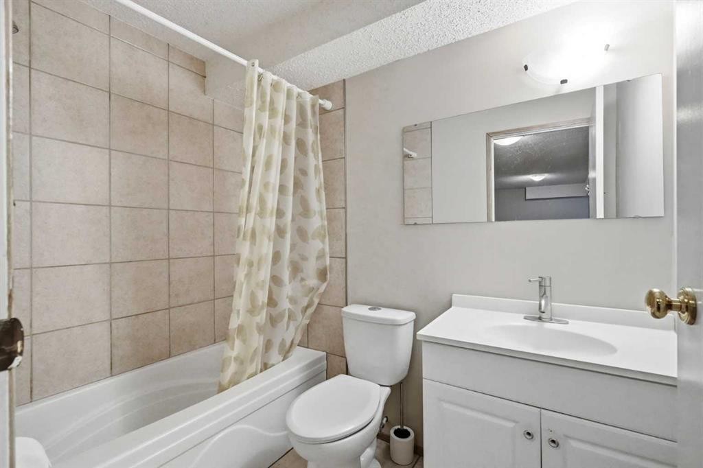 3405 35 Avenue Se, Calgary, AB - Indoor Photo Showing Bathroom