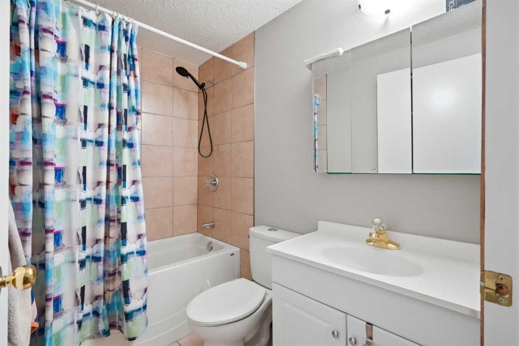 3405 35 Avenue Se, Calgary, AB - Indoor Photo Showing Bathroom