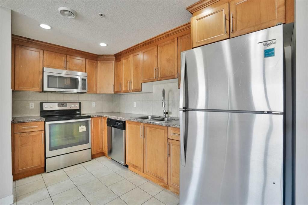 13-330 2Nd Street West, Brooks, AB - Indoor Photo Showing Kitchen With Stainless Steel Kitchen With Double Sink