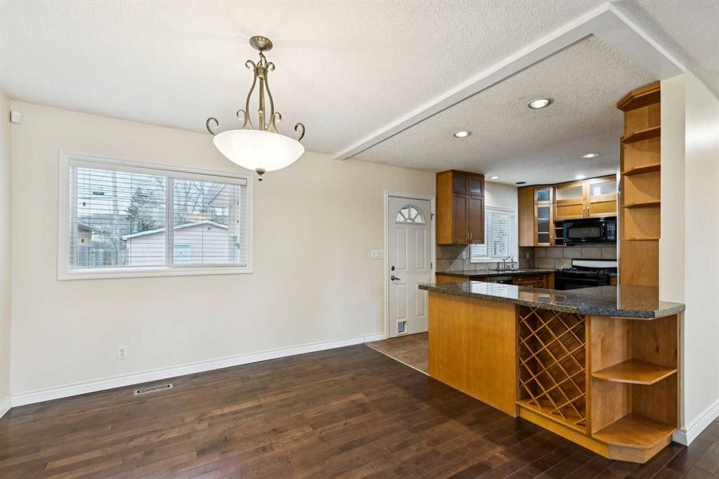7615 36 Avenue Nw, Calgary, AB - Indoor Photo Showing Kitchen