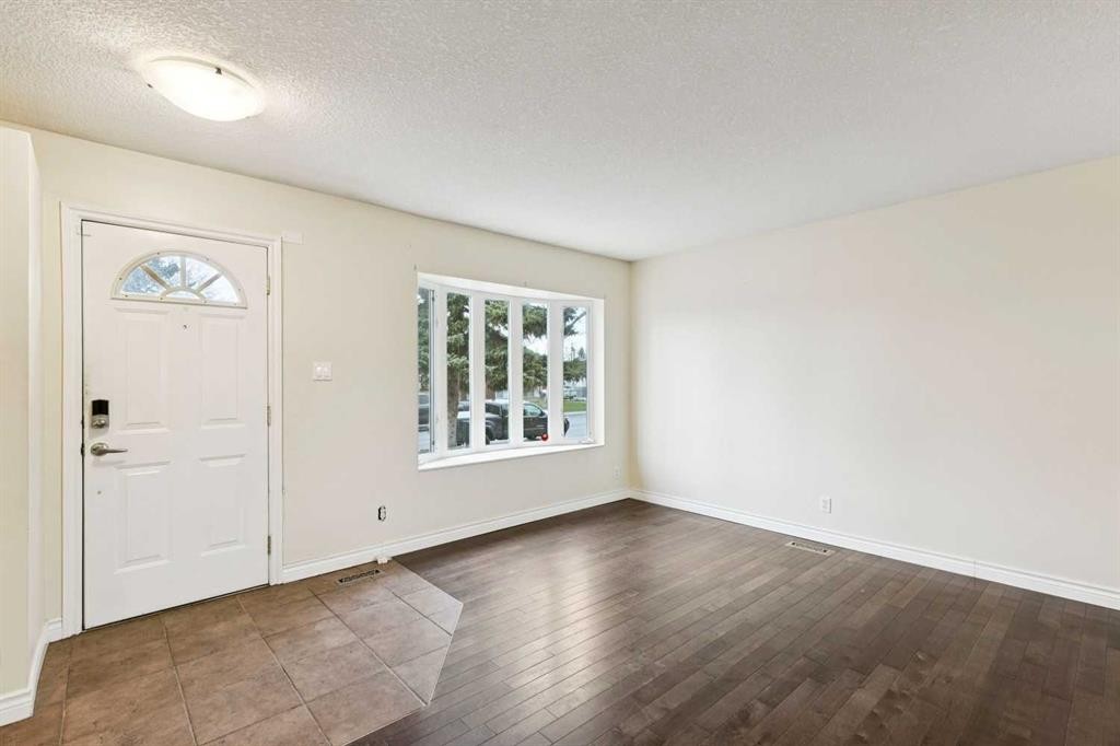 7615 36 Avenue Nw, Calgary, AB - Indoor Photo Showing Other Room