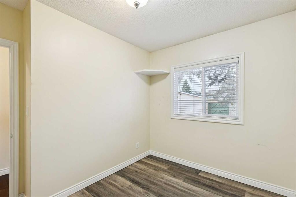 7615 36 Avenue Nw, Calgary, AB - Indoor Photo Showing Other Room