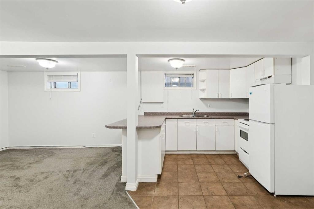 7615 36 Avenue Nw, Calgary, AB - Indoor Photo Showing Kitchen With Double Sink
