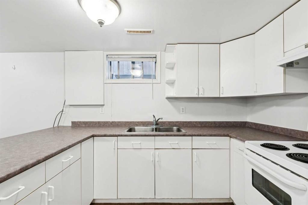 7615 36 Avenue Nw, Calgary, AB - Indoor Photo Showing Kitchen With Double Sink
