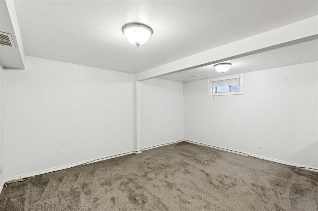 7615 36 Avenue Nw, Calgary, AB - Indoor Photo Showing Other Room