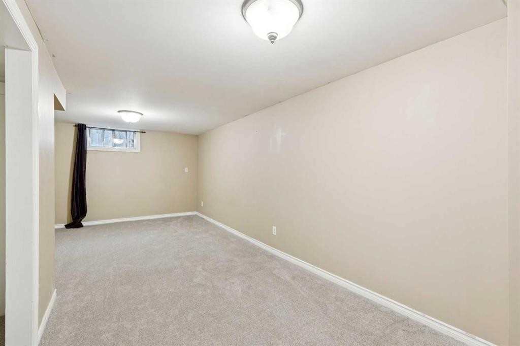 7615 36 Avenue Nw, Calgary, AB - Indoor Photo Showing Other Room