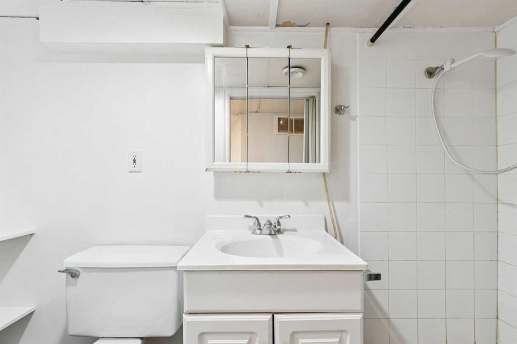 7615 36 Avenue Nw, Calgary, AB - Indoor Photo Showing Bathroom