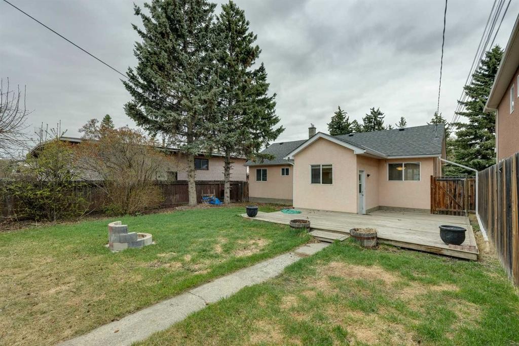 7615 36 Avenue Nw, Calgary, AB - Outdoor