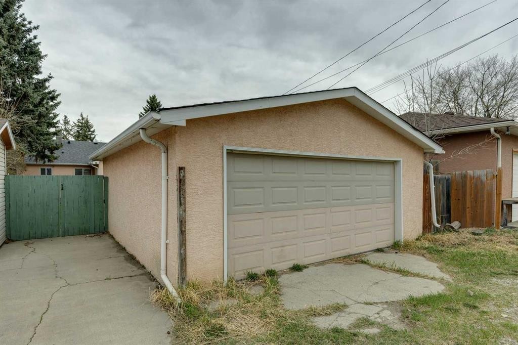 7615 36 Avenue Nw, Calgary, AB - Outdoor With Exterior