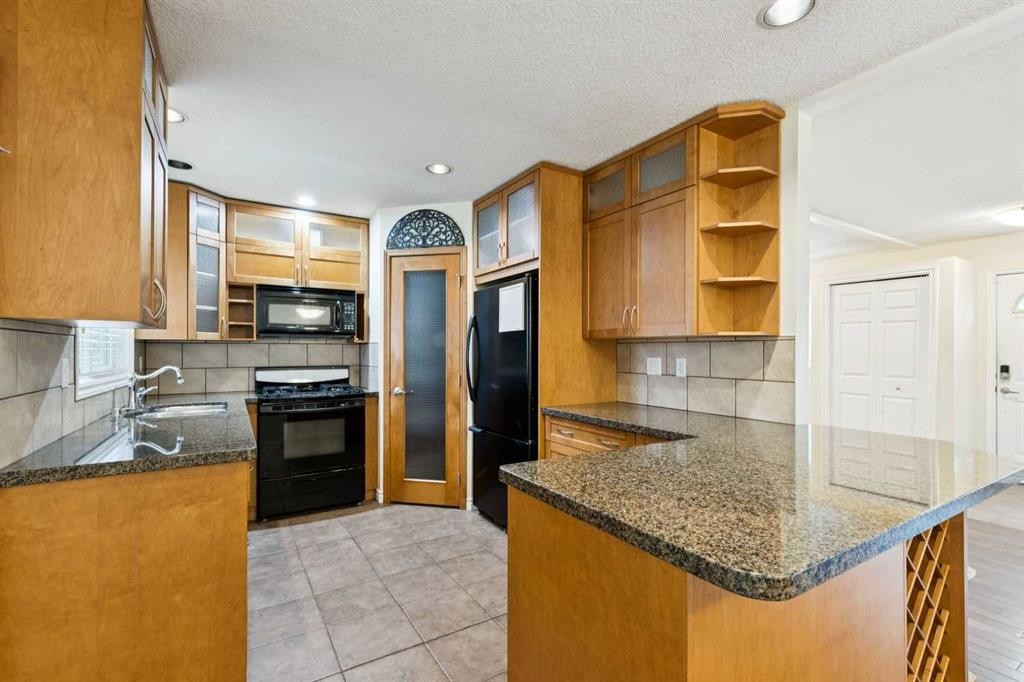 7615 36 Avenue Nw, Calgary, AB - Indoor Photo Showing Kitchen