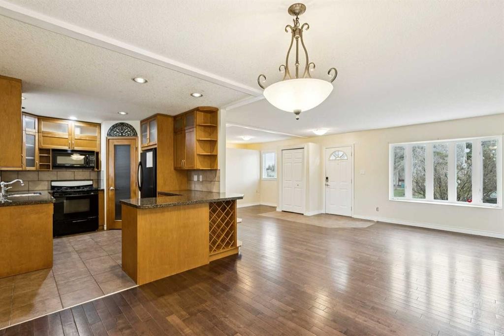 7615 36 Avenue Nw, Calgary, AB - Indoor Photo Showing Kitchen