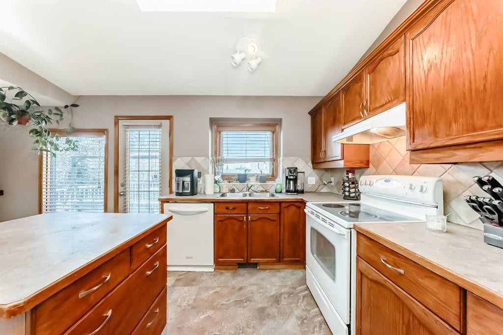 402 Citadel Hills Circle Nw, Calgary, AB - Indoor Photo Showing Kitchen With Double Sink