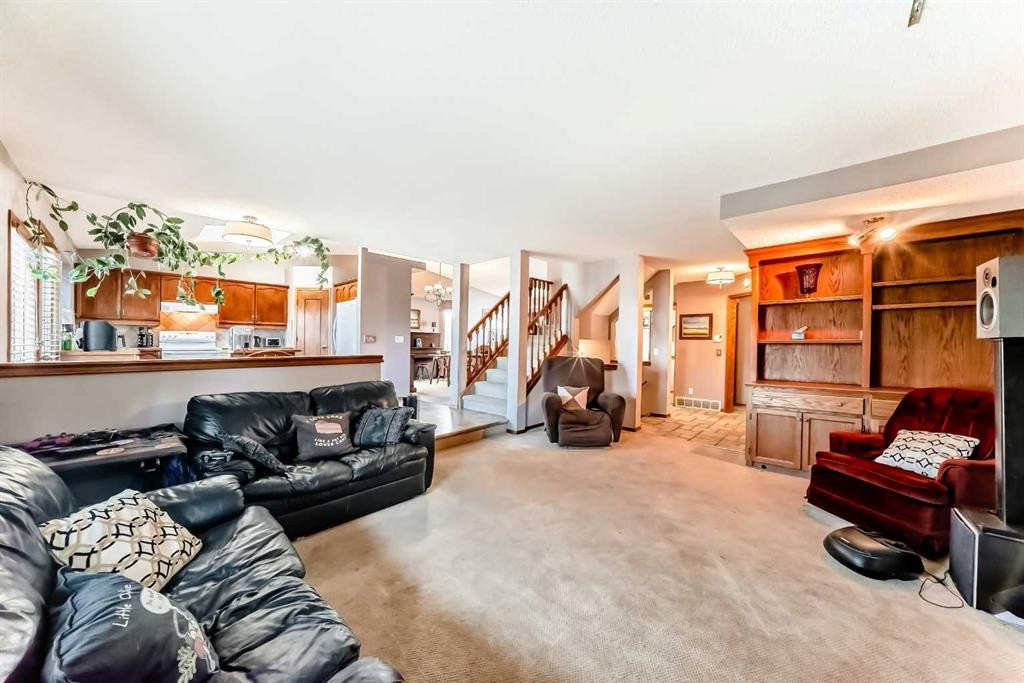 402 Citadel Hills Circle Nw, Calgary, AB - Indoor Photo Showing Living Room