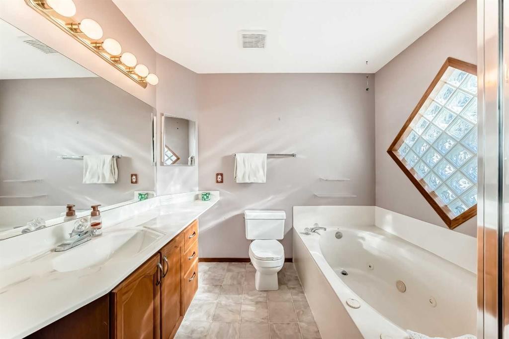 402 Citadel Hills Circle Nw, Calgary, AB - Indoor Photo Showing Bathroom