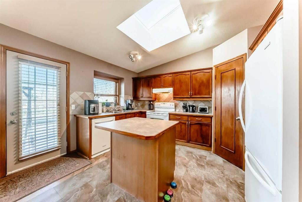402 Citadel Hills Circle Nw, Calgary, AB - Indoor Photo Showing Kitchen