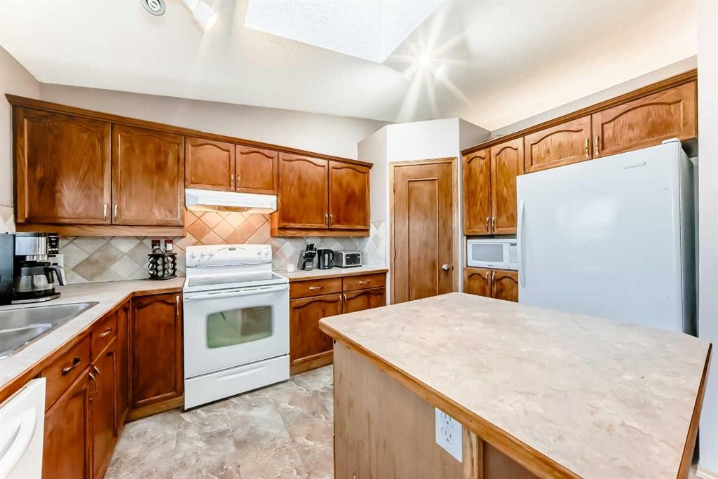 402 Citadel Hills Circle Nw, Calgary, AB - Indoor Photo Showing Kitchen With Double Sink