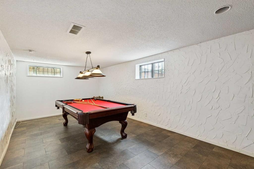 12 Huntwick Way Ne, Calgary, AB - Indoor Photo Showing Other Room