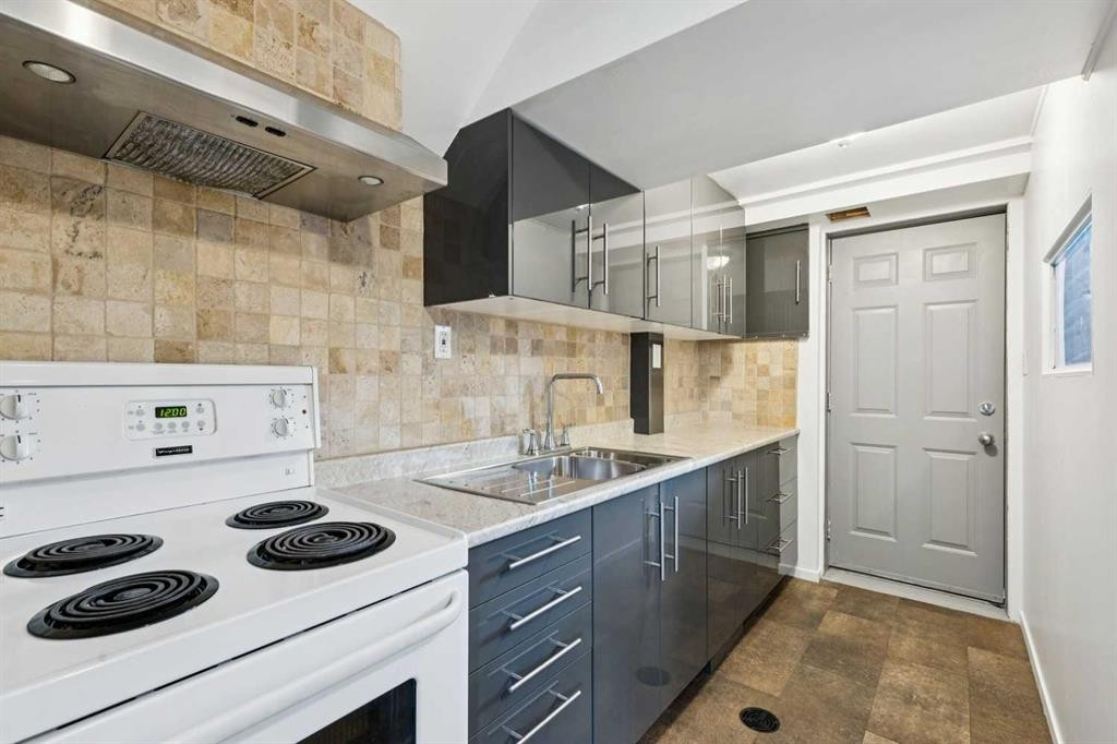 12 Huntwick Way Ne, Calgary, AB - Indoor Photo Showing Kitchen With Double Sink