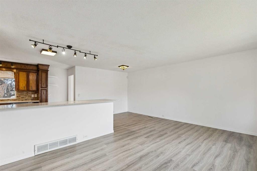 12 Huntwick Way Ne, Calgary, AB - Indoor Photo Showing Kitchen