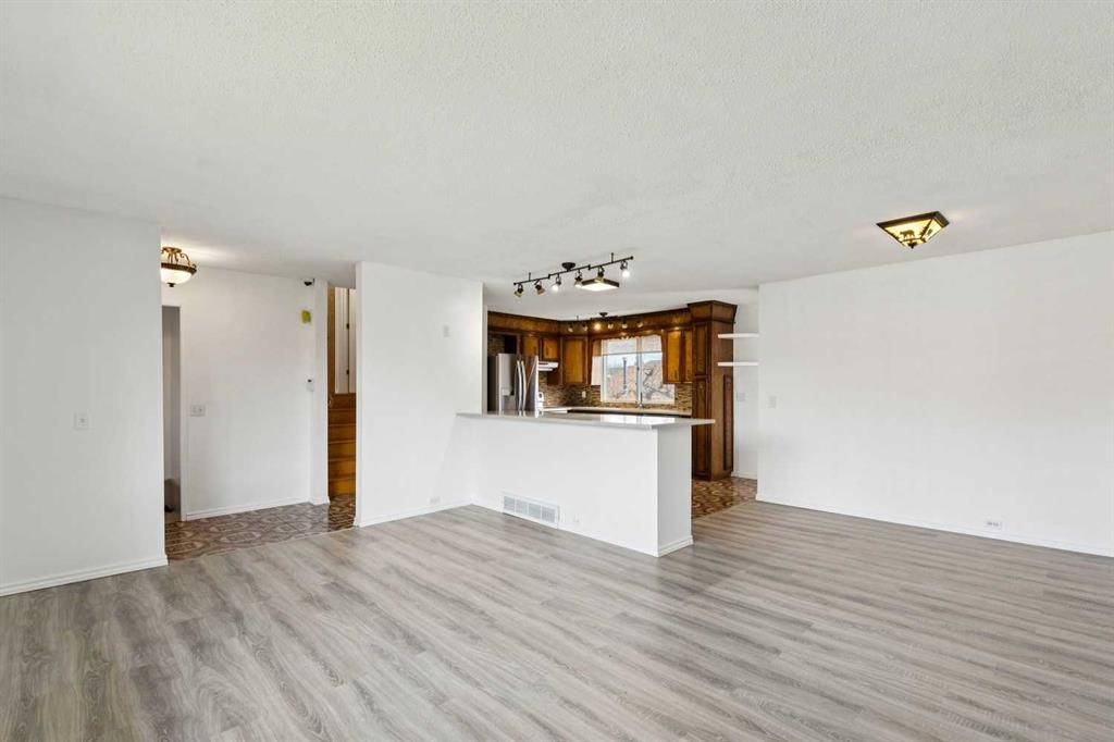 12 Huntwick Way Ne, Calgary, AB - Indoor Photo Showing Kitchen