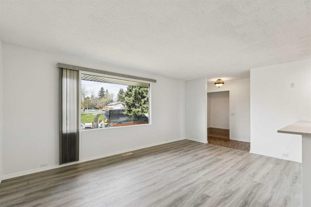12 Huntwick Way Ne, Calgary, AB - Indoor Photo Showing Living Room