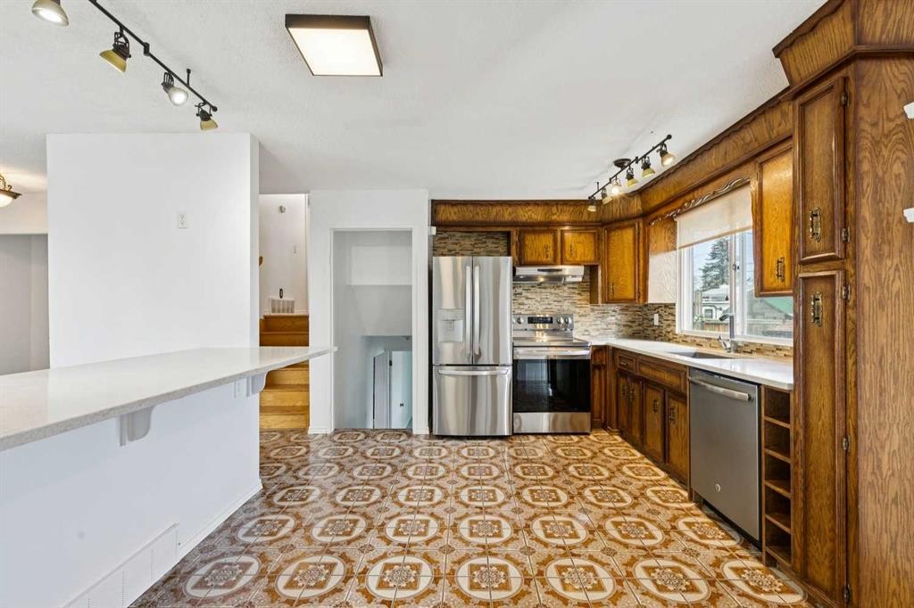 12 Huntwick Way Ne, Calgary, AB - Indoor Photo Showing Kitchen With Double Sink