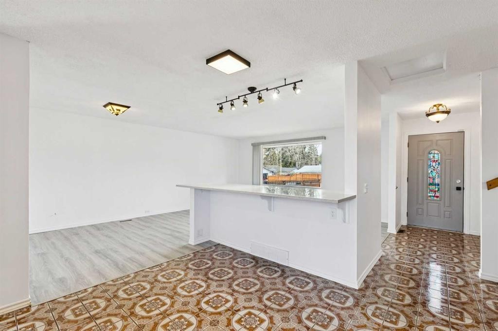 12 Huntwick Way Ne, Calgary, AB - Indoor Photo Showing Other Room