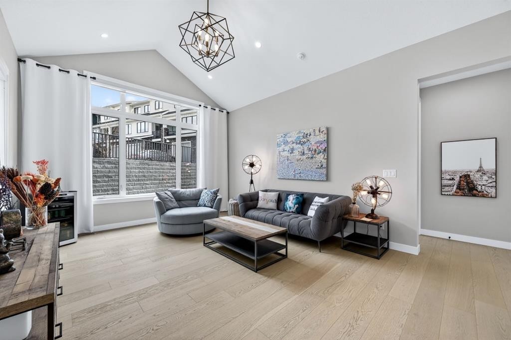 46 Crestridge Bay Sw, Calgary, AB - Indoor Photo Showing Living Room