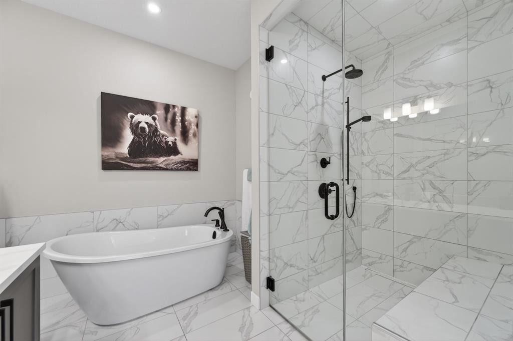 46 Crestridge Bay Sw, Calgary, AB - Indoor Photo Showing Bathroom