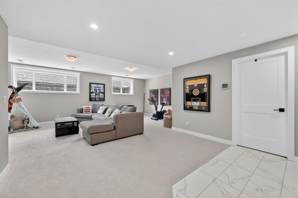 46 Crestridge Bay Sw, Calgary, AB - Indoor