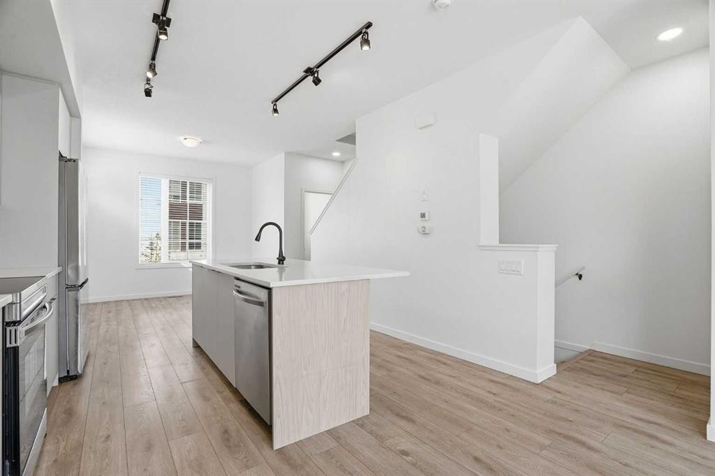 32 Walgrove Common Se, Calgary, AB - Indoor Photo Showing Kitchen