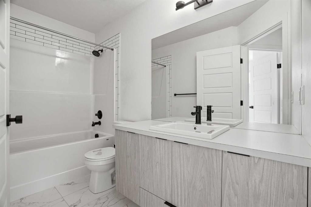 32 Walgrove Common Se, Calgary, AB - Indoor Photo Showing Bathroom