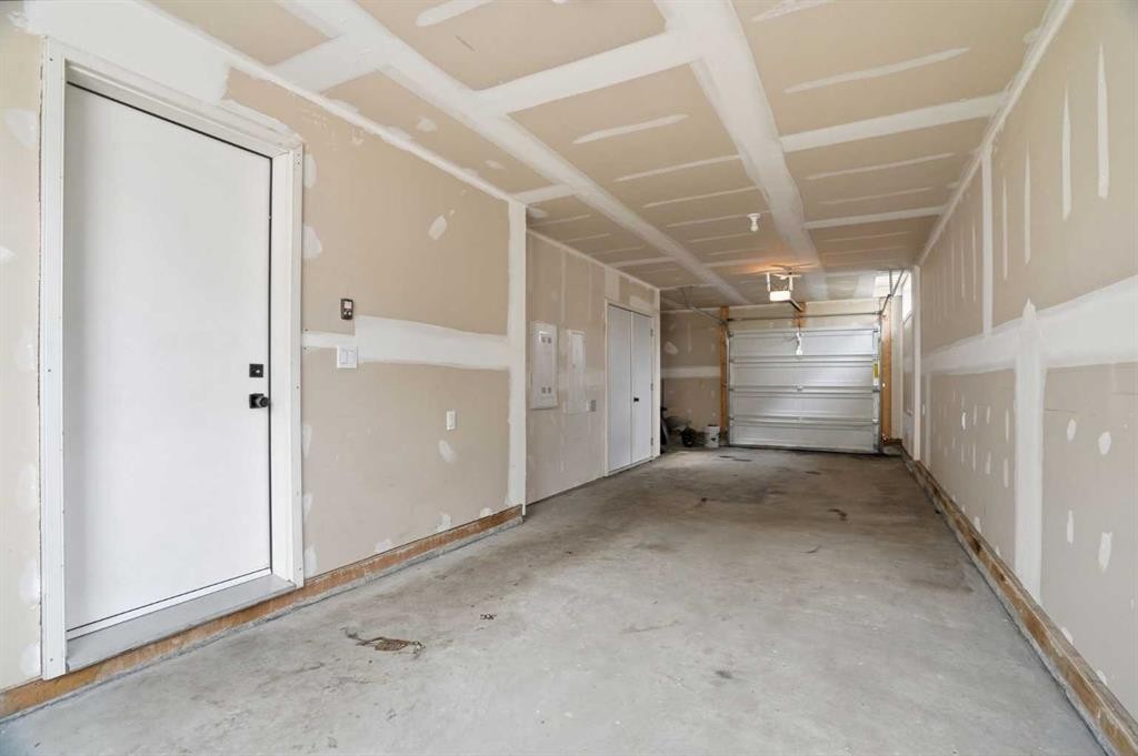 32 Walgrove Common Se, Calgary, AB - Indoor Photo Showing Garage