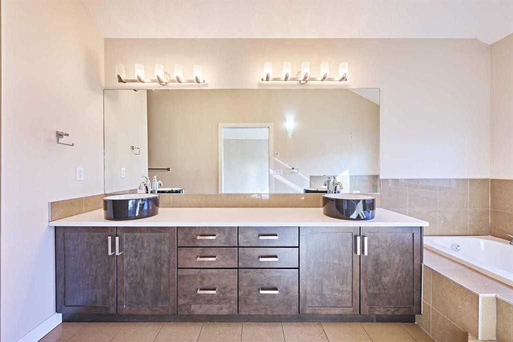 1840 Westmount Road Nw, Calgary, AB - Indoor Photo Showing Bathroom